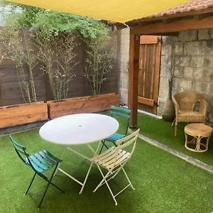 Avec Grande Cour Et Bassin , Avignon France